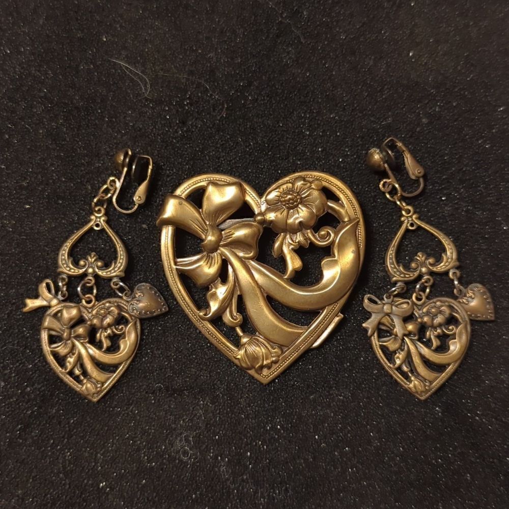 Vintage 80s Gold‎ Tone Heart Shaped Ribbon & Flower Pin Brooch Clip Earring Set